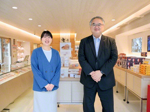 福岡市博多区の「ふくや」中洲本店で語り合う川原社長㊨と児島さん