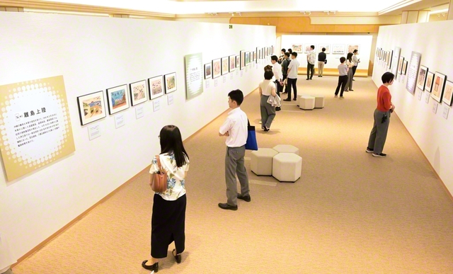 50点が並ぶ「沖縄戦の絵」の展示。沖縄戦経験者の不戦の誓いが込められている（同）