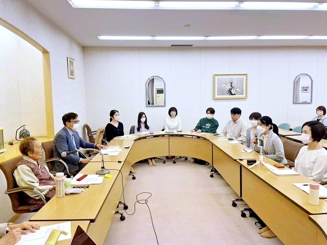 女性平和委員会ユース会議が各地で取り組む被爆・戦争体験の聴講（2023年11月、都内で）