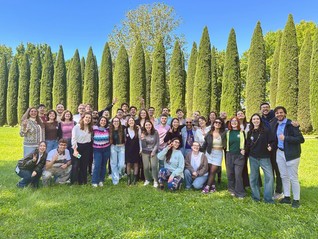 歓喜あふれるイタリア学生部研修会。青年部の愛唱歌「転換点」を力強く合唱した（5月17日、イタリア文化会館で）