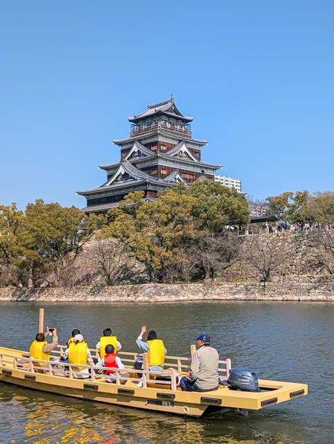 広島の武家文化を紹介する博物館として親しまれてきた広島城天守。観光客が遊覧船から外観を楽しむ（広島市中区）＝広島・竹島泰子通信員