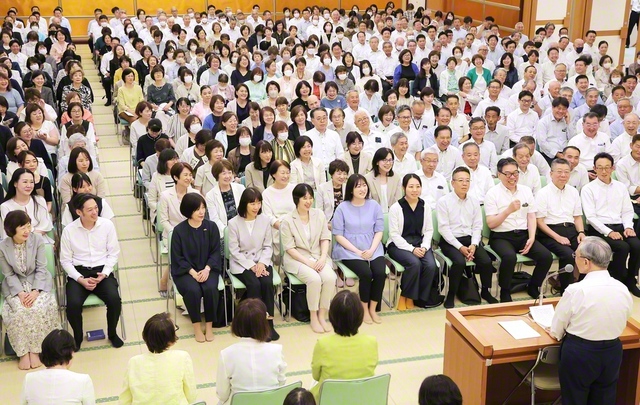 新たな広宣勝利へ、威風堂々の前進を誓う総京都の幹部会。女性部のチェリーコーラスが爽やかな歌声を響かせた（伏見平和会館で）