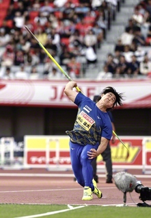 陸上・日本選手権の男子やり投げで2連覇した﨑山雄太選手（名古屋市・パロマ瑞穂スタジアムで＝共同）