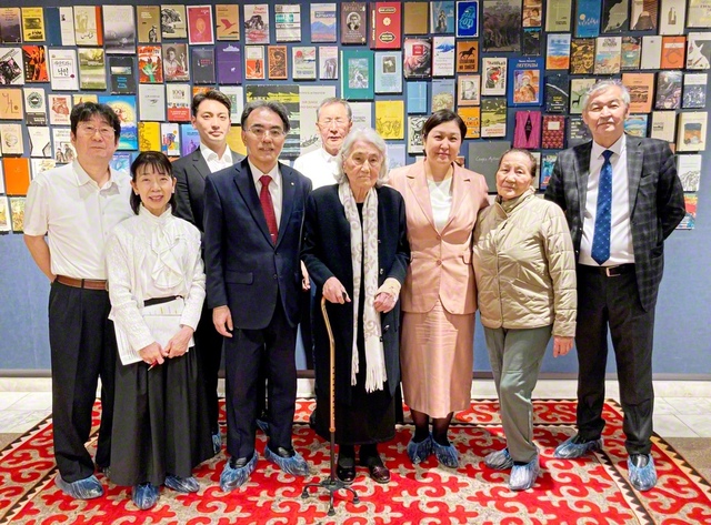ビシュケク市のアイトマートフの家博物館で、アイトマートフ氏の妹であるローザさん（右から4人目）、キルギスのイサマートワ教育科学相（同3人目）らと学会の派遣団が記念のカメラに。博物館には世界中で出版された氏の著作が飾られている（5月18日）