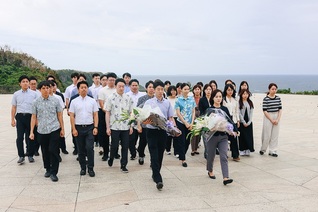糸満市の平和祈念公園内にある「平和の礎」で、戦争犠牲者に献花する参加者（13日）
