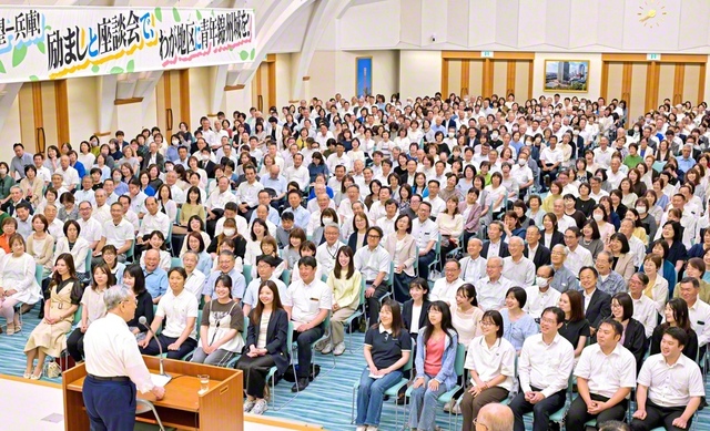 “世界の希望”の誇りで、折伏の大行進を約し合った総兵庫の代表幹部会。最後に、男子部のリーダーの指揮で学会歌「常勝の空」を皆で歌い上げた（兵庫池田文化会館で）