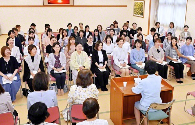 那須女性部長が出席した、総静岡女性部の白ゆり大学校の集い（静岡文化会館で）