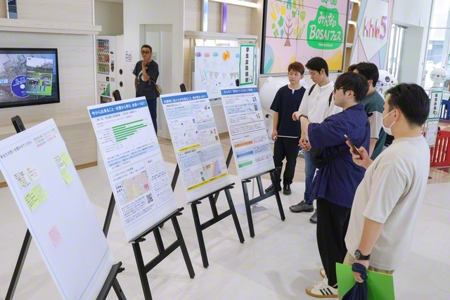 東北学生部が実施した震災意識調査の結果をもとに作成した展示（同）