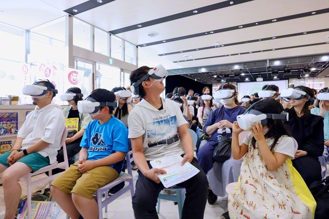 VR映像で地震を体験し、家具転倒の危険性等を学ぶ参加者（同）