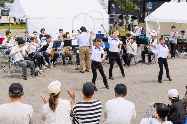 東北音楽隊と宮城県富士鼓笛隊がフェスを華やかに彩った（杜の広場公園で）