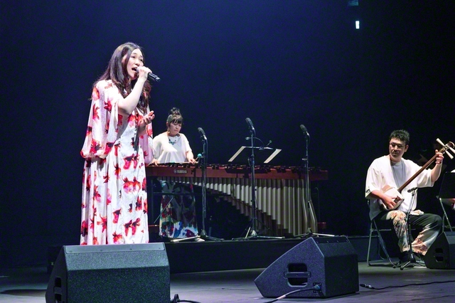 「花は咲く」を熱唱するティーナ・カリーナさん。東北芸術部の有志も出演した（同）