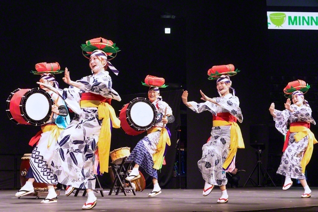 各地の伝統芸能をにぎやかに披露した劇団「わらび座」（ゼビオアリーナ仙台で）