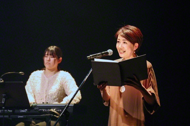 松本ありささん㊧のピアノ演奏に合わせて、藤沢智子さんが池田先生の長編詩を朗読した（同）