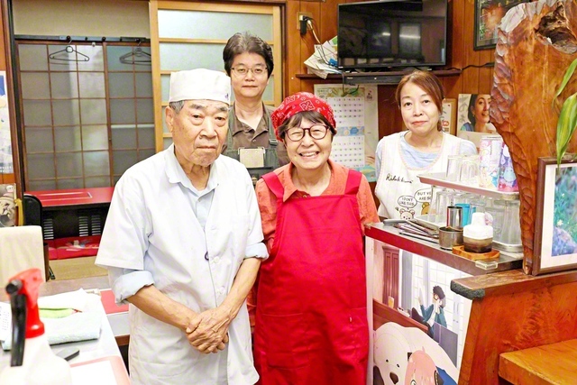 左から夫・義久さん、長男・周一さん、長谷川さん、長女・谷あやさん。一家で「味香」を支える