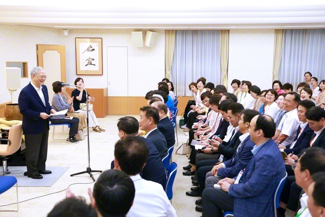 研修会の大成功を原田会長が心から称賛。広布誓願の祈りを込めて、心一つに勤行・唱題を行った（東京・新宿区の学会本部第2別館で）