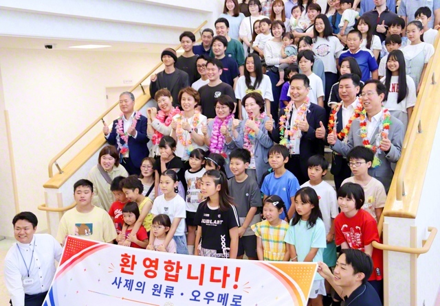 青梅文化会館では、少年少女部の青梅せせらぎ合唱団の歌声、有志による三線や創価本陣湧躍太鼓団の演奏で遠来の友を歓迎した