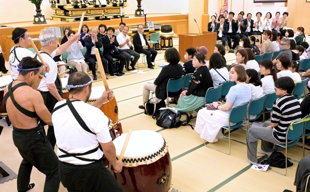 壮年・男子部の有志による「東村山勝利太鼓」が情熱あふれる歓迎演奏を披露した東村山文化会館の交流交歓会