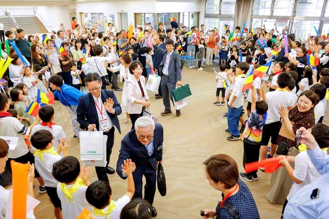 「ワンジャ・アダチ（王者・足立）」へようこそ！――足立総区では会館に到着した韓国SGI一行を、未来部員らが盛大に歓迎した