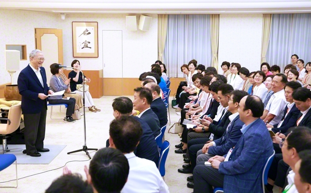研修会の大成功を原田会長が心から称賛。広布誓願の祈りを込めて、心一つに勤行・唱題を行った（東京・新宿区の学会本部第2別館で）