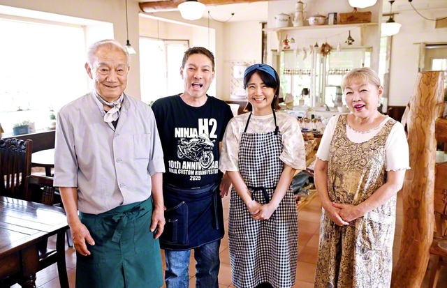 【北海道　倶知安町　中華レストラン＆カフェ「手風琴」】左から網野さん、長男夫婦の広一さんと一枝さん、妻の陽子さん。笑顔が絶えない仲の良さ