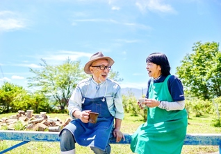 爽やかな空の下、池田さん㊧が妻・志津子さんとひと休み。いつも隣で一番の笑顔を引き出してくれる