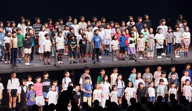 未来を担う決意を込めて合唱する東北6県の少年少女部員ら（ゼビオアリーナ仙台で）