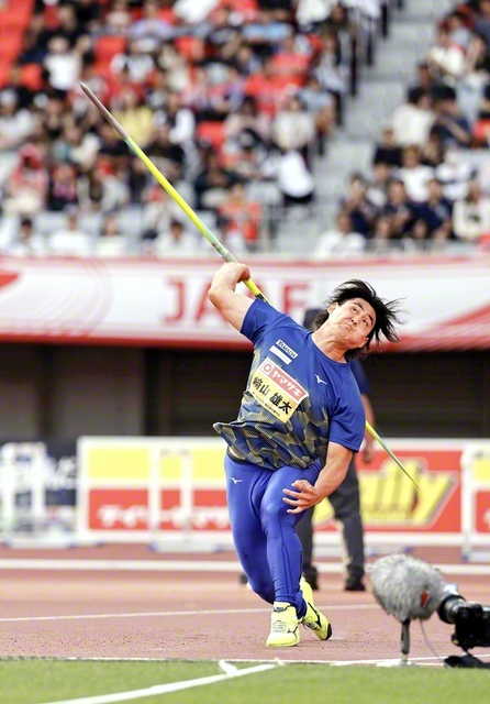 陸上・日本選手権の男子やり投げで2連覇した﨑山雄太選手（名古屋市・パロマ瑞穂スタジアムで＝共同）
