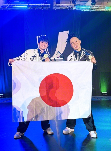 「大学ダブルス・ヒップホップ部門」で第1位を獲得した「WORLD　WINGS」の丹羽義彦さん（4年）㊨と、卒業生の柴田丈さん