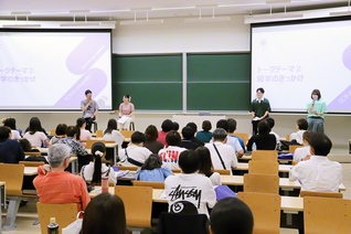 学生によるトークセッションなどが行われた「魅力まるわかりイベント」。岡山から家族で参加した高校生は「生き生きした先輩たちの姿に感動しました。自分も、こんな先輩になりたいです」と
