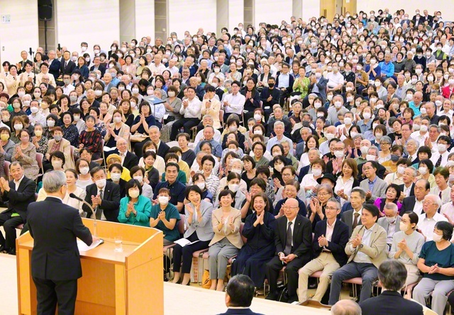 昨年10月の幸福城部大会。「近隣を大切に、広く、大きな心で、皆と仲良く」――師の指針のままに温かな友情を結ぶ賢者たちが集い合った（巣鴨の東京戸田記念講堂で）