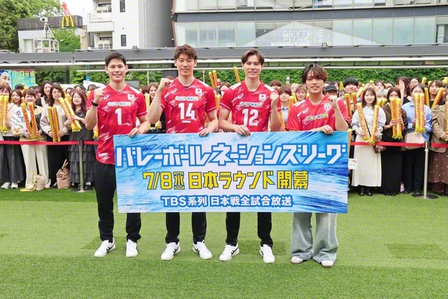 セレモニーに出席した西田有志選手、石川祐希選手、髙橋藍選手、原嘉孝（左から）。日本ラウンドは、女子が7月8日（水）から、男子は15日（水）から始まる