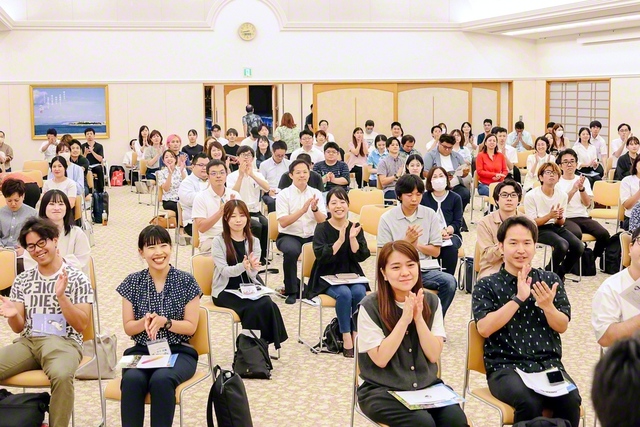 各地から代表が集った「第35回青年平和連絡協議会」。平和の世紀をどう開くか――ディスカッションでは語らいに熱がこもった（13日、沖縄国際平和会館で）