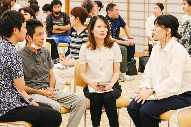 真剣に語り合う参加者（同）