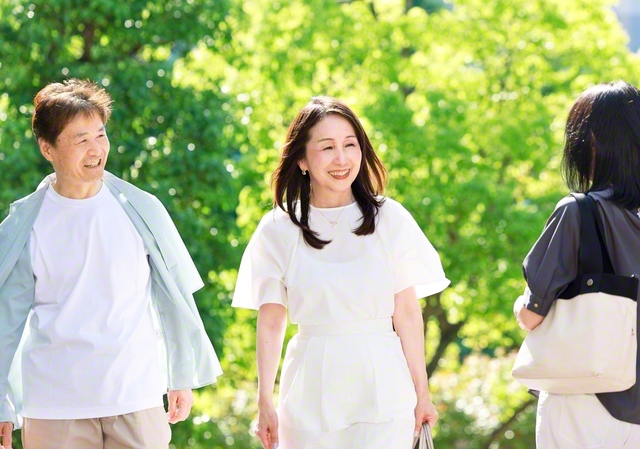「子どもたちが幸せになるためだったら、何でもしてあげたい」と坂井さん㊥。夫・光次さん㊧と共に、里親の使命に生きる