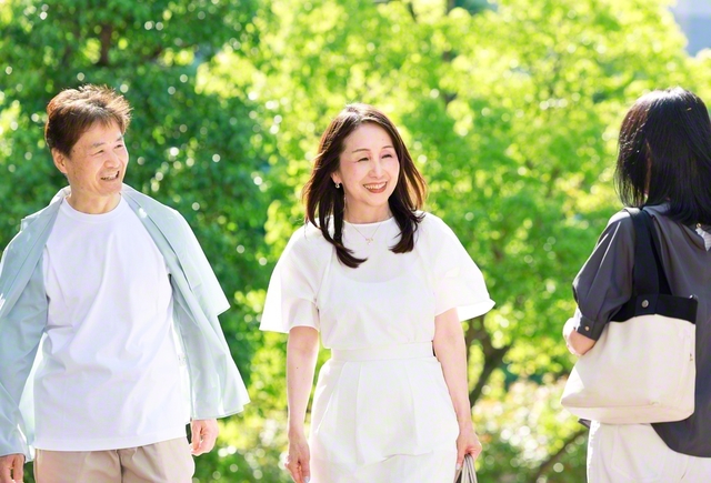 「子どもたちが幸せになるためだったら、何でもしてあげたい」と坂井さん㊥。夫・光次さん㊧と共に、里親の使命に生きる