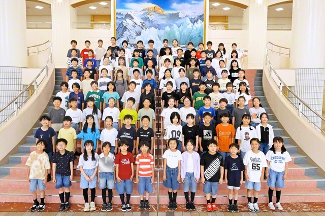 研修に参加した東京小5年生が笑顔で（17日、創大池田記念講堂で）