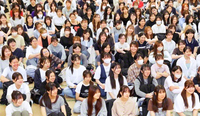 八王子特区池田華陽会の集い。眞弓夢花さん、末廣純子さん、水町彩乃さん、坂井理恵さん、小林樹莉さん、高橋陽子さんが活動報告した（松風センターで）