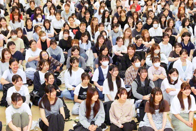 八王子特区池田華陽会の集い。眞弓夢花さん、末廣純子さん、水町彩乃さん、坂井理恵さん、小林樹莉さん、高橋陽子さんが活動報告した（松風センターで）