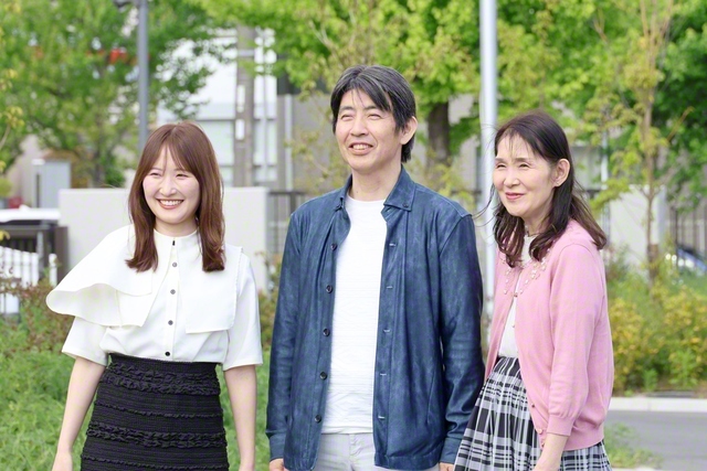 それぞれの使命の舞台で奮闘を誓う松山綾香さん㊧と両親の矢野さん夫妻