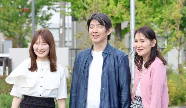 使命の舞台で奮闘を誓う松山綾香さん㊧と両親の矢野さん夫妻