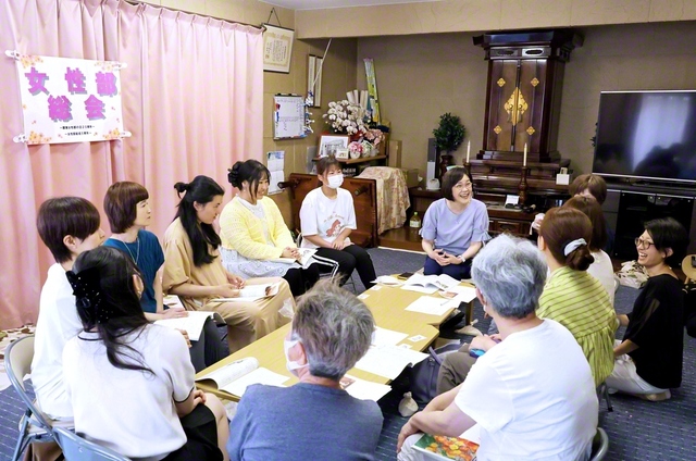 参加者同士が仲を深め合い、笑顔の花が咲いた千葉・市川新世紀県の柏倉グループの集い（14日、市川市内で）