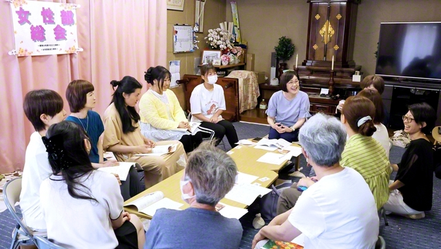 参加者同士が仲を深め合い、笑顔の花が咲いた千葉・市川新世紀県の柏倉グループの集い（14日、市川市内で）