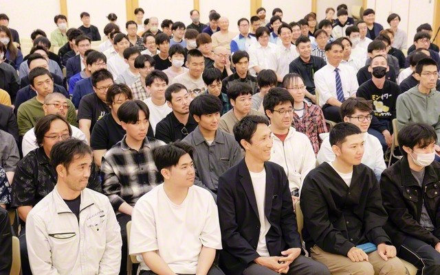 意気高く開かれた北海道男子部幹部会。方面歌「三代城の歌」を全員で合唱した（旭川平和講堂で）