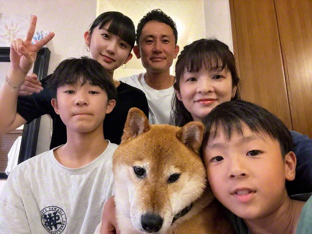 植竹さん一家でパシャリ！（前列右から反時計回りに次男・一心さん、植竹さん、夫・康則さん、長女・一花さん、長男・一誓さん、愛犬・一〈イチ〉ちゃん。本人提供）