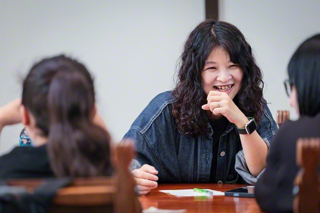 区内の集会所で「Musub.i.me」の参加者とおしゃべりに花を咲かせる植竹さん㊥。「居場所は空間じゃなくて、人そのものだと思うんです」。温かい心の輪を広げようと歩む