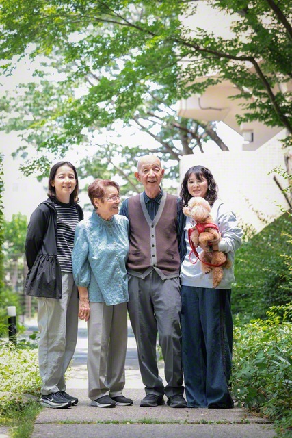 家族でのひととき（右から植竹さん、父・谷川公一さん、母・いつ子さん、姉・藤元嘉子さん）