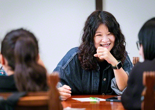 区内の集会所で「Musub.i.me」の参加者とおしゃべりに花を咲かせる植竹さん㊥。「居場所は空間じゃなくて、人そのものだと思うんです」。温かい心の輪を広げようと歩む