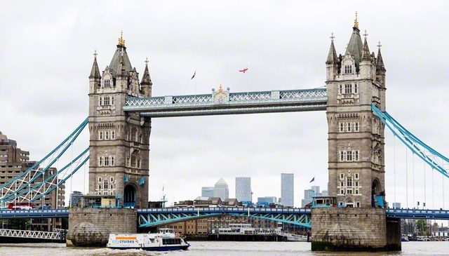 ロンドン市内を流れるテムズ川に架かるタワーブリッジ