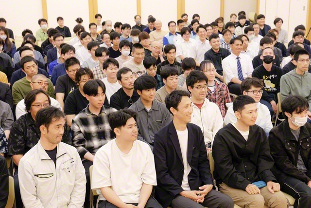 意気高く開かれた北海道男子部幹部会。方面歌「三代城の歌」を全員で合唱した（旭川平和講堂で）