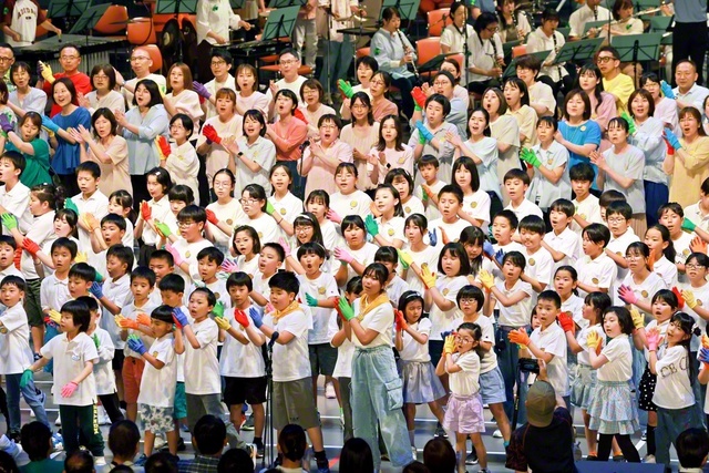 小学生と保護者が平和への祈りを込めて、はつらつと合唱。あるメンバーは「毎回の練習には仲良しの友だちがいて、とっても楽しかった」と。親子で練習した日々も、皆で声を合わせたステージも生涯の宝物に